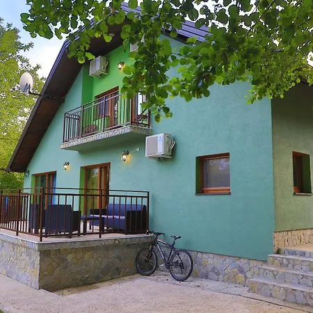 Lena Villa
